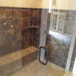 Trawertyn i marmur w kabinie prysznicowej