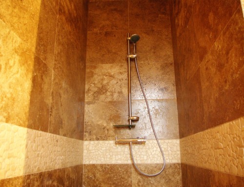Jak dbać o trawertyn w kabinie prysznicowej?