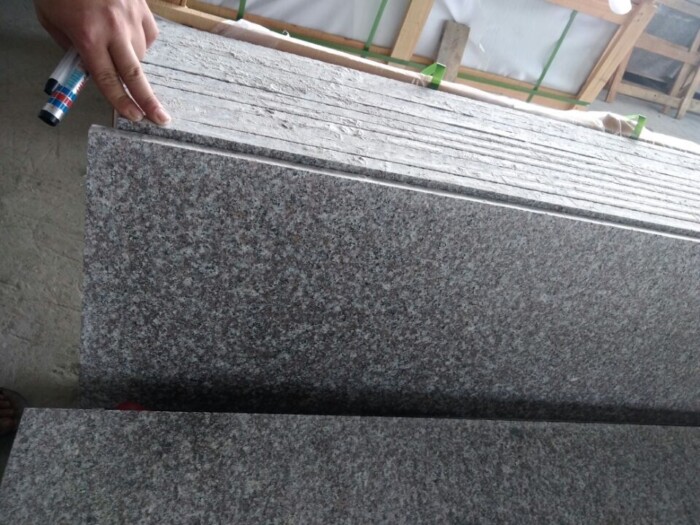 Stopnica schodowa granit Misty Brown G664 płomieniowana 150cm x 33cm x 2cm