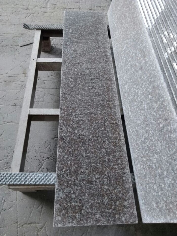Stopnica schodowa granit Misty Brown G664 polerowana 150cm x 33cm x 2cm