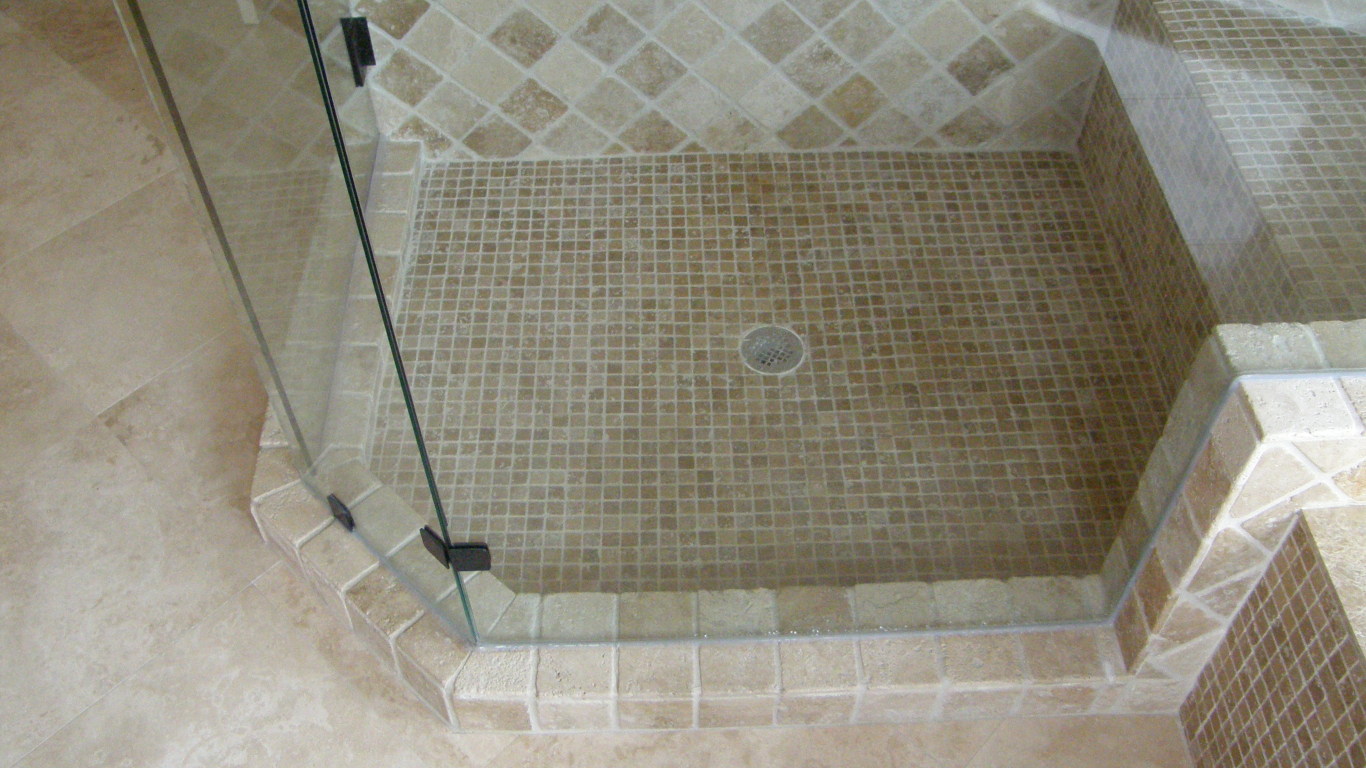trawertyn pod prysznicem